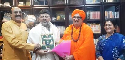  ಡಿಸಿಎಂ ಡಿ.ಕೆ.ಶಿವಕುಮಾರರಿಗೆ ಹುಕ್ಕೇರಿ ದಸರಾ ಉತ್ಸವದ ಆಮಂತ್ರಣ ಪತ್ರಿಕೆ ನೀಡಿದ ಶ್ರೀಗಳು. | Kannada Prabha